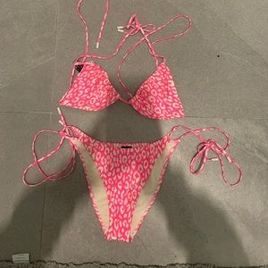 NEON PINK LEOPARD PRINT TRIANGL W/ BAG INCLUDED